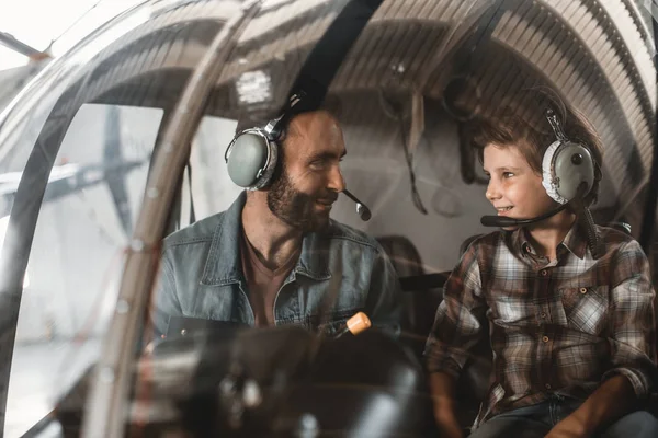 满意的人沟通与孩子在直升机 — 图库照片