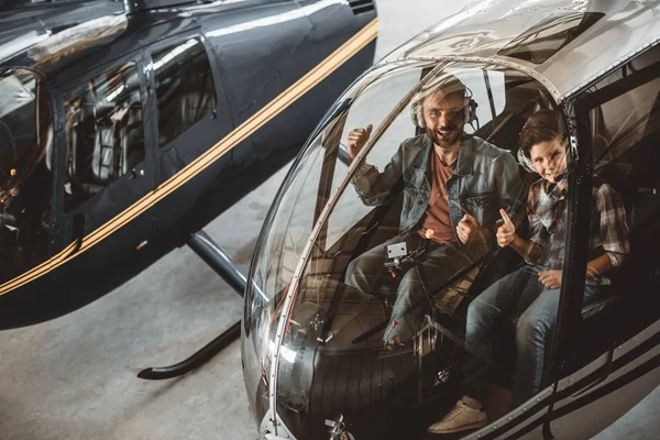 Alegre macho y niño en el plano del rotor — Foto de Stock