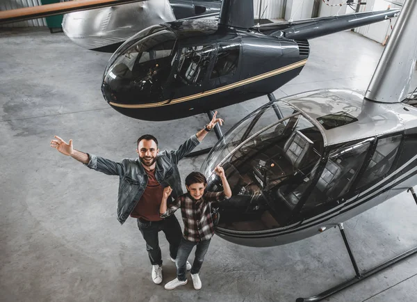 Padre positivo y niño alegre gesticulando las manos — Foto de Stock