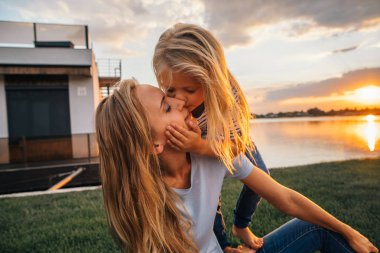 Mutlu çocuk mutlu anne için sevgi ifade