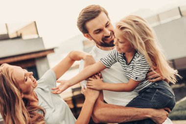 İyimser ebeveynler çocuk açık ile eğleniyor