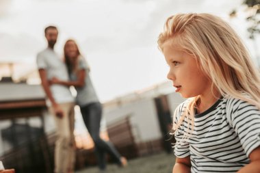 Küçük kız mutlu anne rahatlatıcı dalgın