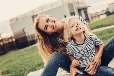 Anne doğa kucaklayan çocuk gülümseyen