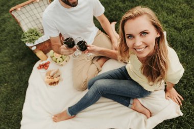 Memnun Bayan ve erkek tadımı alkol dışında