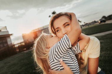 Neşeli çocuk mutlu anne için aşk ifade