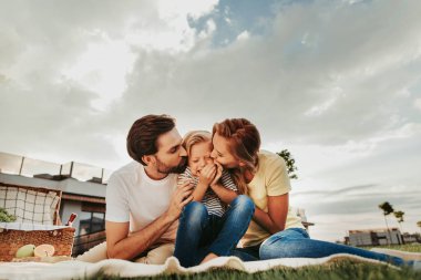 Dostu aile akşam dışarıda sırasında eğlenmek