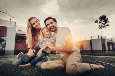 Günbatımı sırasında kaç sarılma çocuk gülümseyen