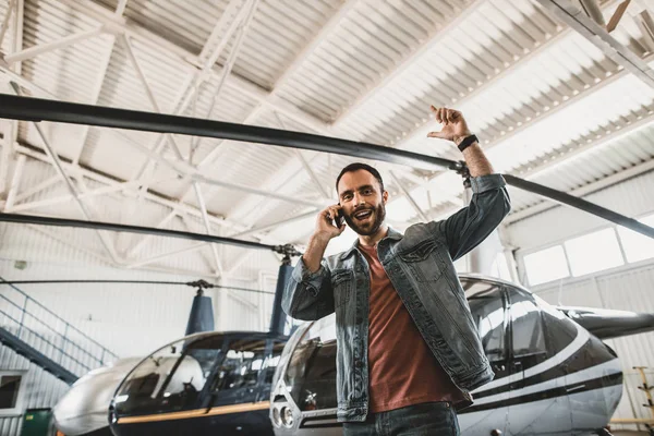 Retrato Bajo Ángulo Trabajador Barbudo Alegre Que Habla Por Teléfono — Foto de Stock