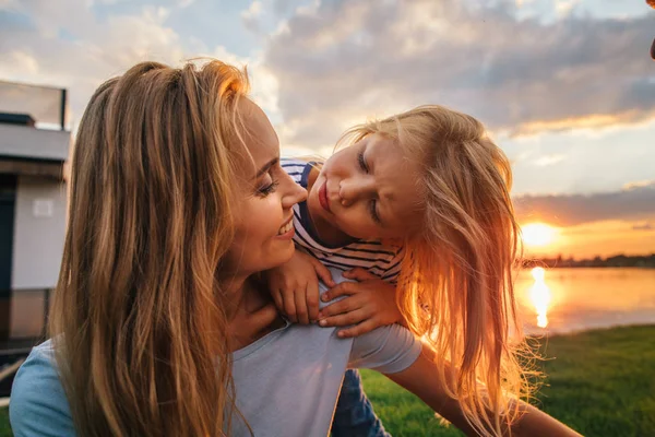 Positivo mamma raccontare con felice bambino al di fuori — Foto Stock