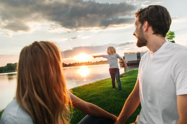 Bambino preoccupato dimostrando bellissimo paesaggio per i genitori — Foto Stock