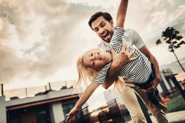 Feliz padre jugando con el niño saliente al aire libre —  Fotos de Stock