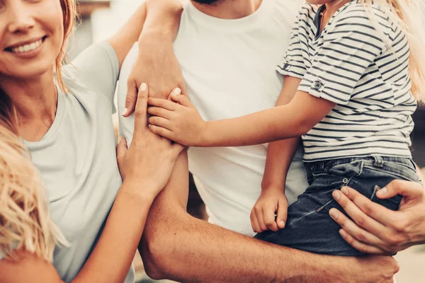 Optimistisch familie tijd samen in de natuur — Stockfoto