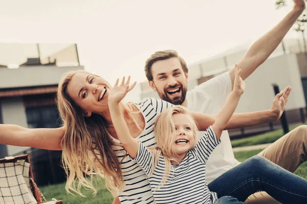 Счастливая семья, отдыхающая на свежем воздухе — стоковое фото