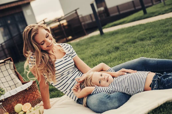 Mujer radiante y niño satisfecho descansando fuera —  Fotos de Stock