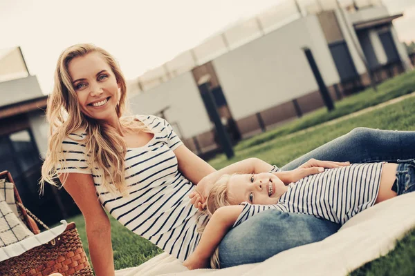 Feliz madre y divertido niño relajante al aire libre —  Fotos de Stock