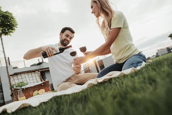 Felice coppia bere bicchieri di vino all'aperto — Foto Stock