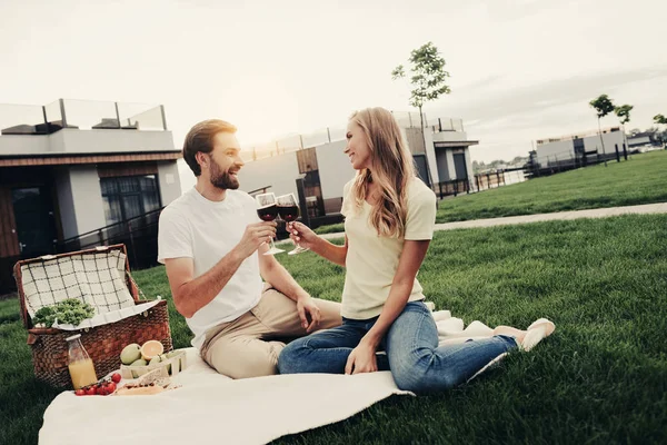 Boldog férfi és vidám lány ízű alkoholt — Stock Fotó