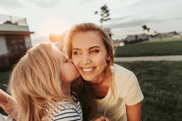 Felice figlia mostrando affetto per la madre ottimista — Foto Stock