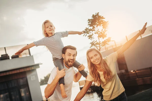 Feliz familia floreciente rms durante la diversión al aire libre — Foto de Stock