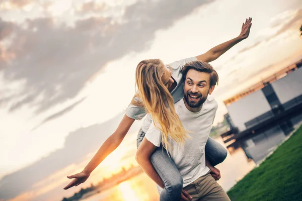 Позитивная симпатичная пара, развлекающая на открытом воздухе — стоковое фото