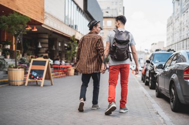 Neşeli Yoldaş iyimser erkek tutma kolu