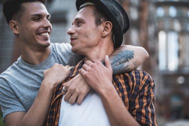 Neşeli adam kucaklayan olumlu Yoldaş görüşme sırasında