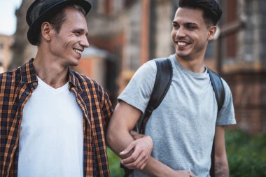 Konuşma sırasında açık eğleniyor mutlu yoldaşlar