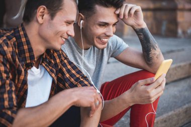 Memnun erkekler telefon Street, izlerken