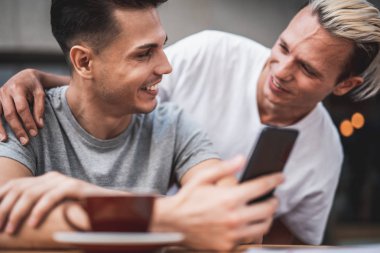 Neşeli yakışıklı adam ile memnun Yoldaş söylüyor