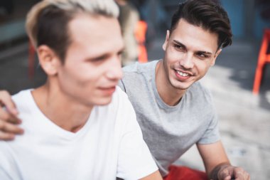 Konuşma sırasında neşeli arkadaş destek adam gülen