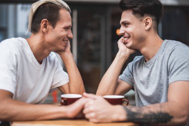 Pozitif adam arkadaşıyla kafede bahsediyoruz