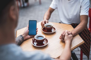 Adam kolunu arkadaşının konuşma sırasında tutmak