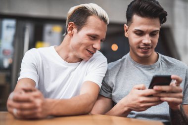 Mutlu adam, telefon Danışma, izlerken