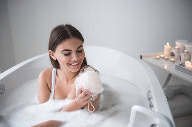 Sıcak banyo daire alarak memnun kız