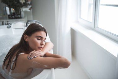 Sakin Bayan dinlenme spa işlem sırasında sahip