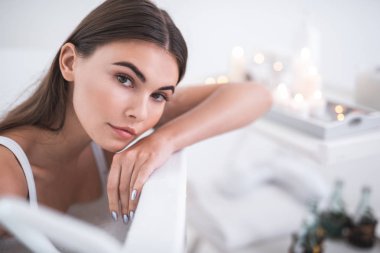 Sakin kadın Hamamı tarafında yaslanmış