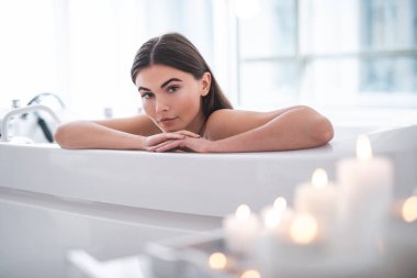 Modern banyo dinlenme sahip sakin kadın