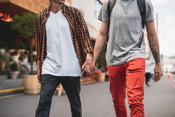 Hombre cogido de la mano del camarada en la calle — Foto de Stock