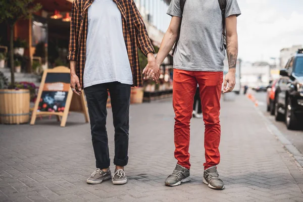 Hombre mantener el brazo del chico durante el paseo — Foto de Stock