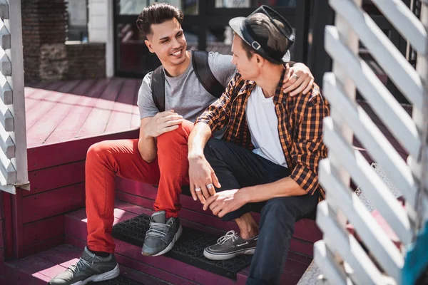 Glad man berättar med utgående vän på gatan — Stockfoto