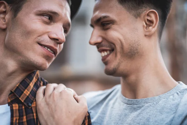 Blij man omhelst blij kameraad tijdens gesprek — Stockfoto