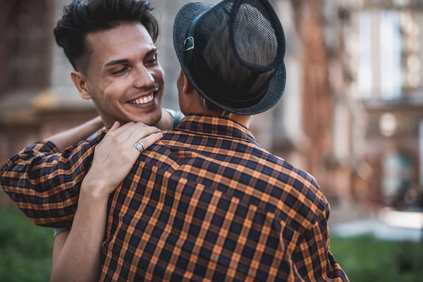 Mann umarmt Freundin bei Treffen draußen — Stockfoto