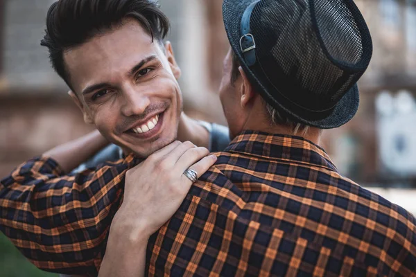 Positiver Kamerad umarmt Mann auf der Straße — Stockfoto