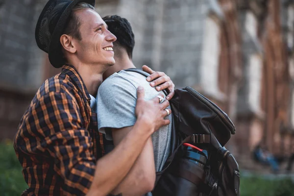 Fröhlicher Mann umarmt Kerl in der Stadt im Freien — Stockfoto