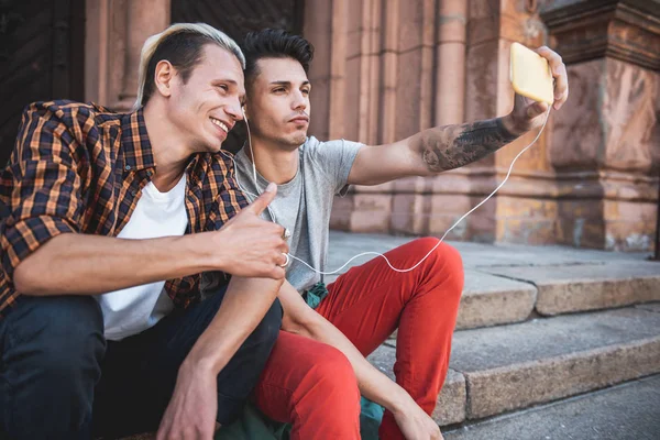 Glada män gör selfie på mobila utsida — Stockfoto