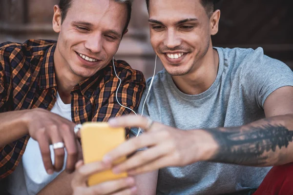 Lyckliga män höra låten med digital enhet — Stockfoto