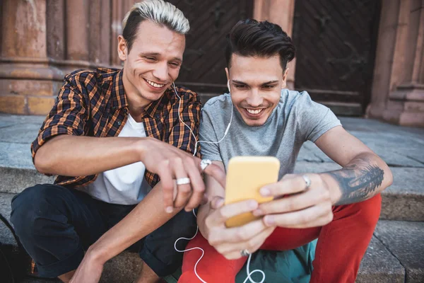 Optimistiska hanar musik med mobil utomhus — Stockfoto