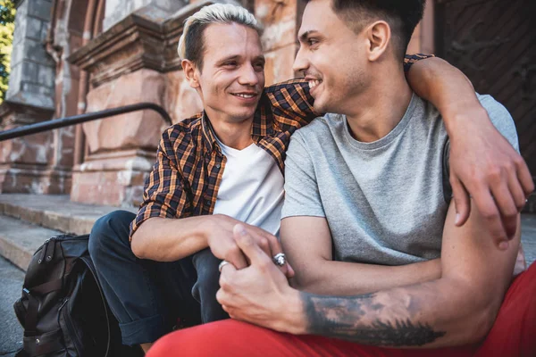 Blij man vertellen met optimistisch vriend buiten — Stockfoto