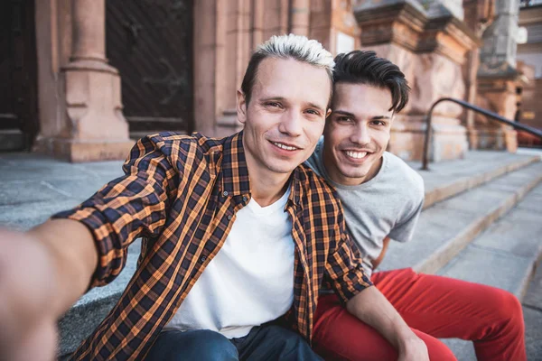 Glückliche Männer beim Fotografieren in der Nähe von altem Gebäude — Stockfoto