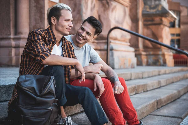 Fröhlicher Mann spricht mit scheidendem Kameraden draußen — Stockfoto